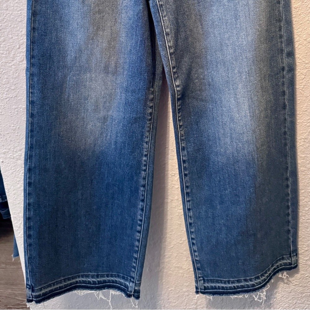 Risen wide cropped Jeans
Frayed hem & waist
Inseam 25
NWOT - Picture 4 of 4